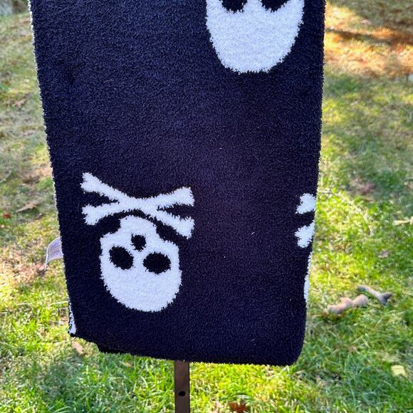 NEW Reversible Black & White Skull  Throw Halloween Blanket Cupcakes & Cashmere - Picture 8 of 9